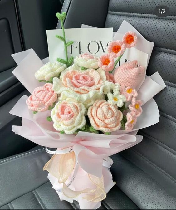 Hoa len handmade được làm từ những sợi len một cách thủ công Hoa len handmade được làm từ những sợi len một cách thủ công