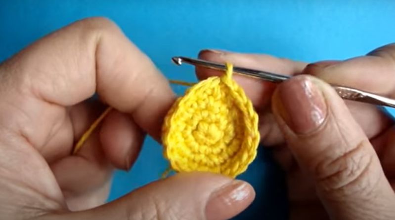 Hướng Dẫn Cách Móc Hoa Cúc Bằng Len Chi Tiết Cho Người Mới 12 buoc 1 1 dan len hoa cuc