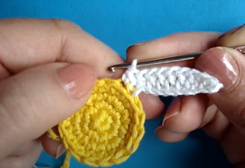 Hướng Dẫn Cách Móc Hoa Cúc Bằng Len Chi Tiết Cho Người Mới 13 buoc 2 dinh canh hoa cuc bang len