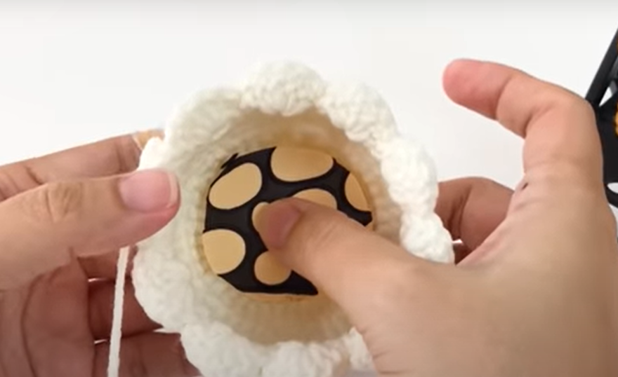 Bước 3: hoàn thiên sản phẩm móc chậu hoa len Bước 3: hoàn thiên sản phẩm móc chậu hoa len