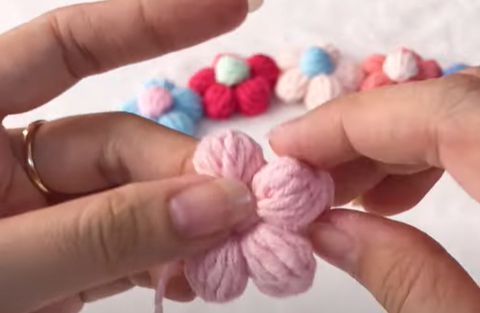 Cách Móc Len Hoa 5 Cánh Trang Trí Đơn Giản & Xinh Xắn 13 Kết hợp nhụy và hoa len 5 cánh