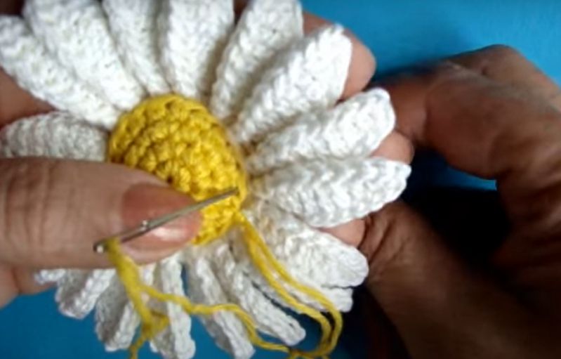 Hướng Dẫn Cách Móc Hoa Cúc Bằng Len Chi Tiết Cho Người Mới 14 Tạo cánh và hoàn thiện đan len hoa cúc