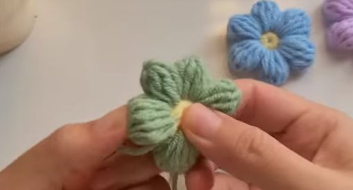 Khám Phá Cách Móc Hoa Len 6 Cánh Đầy Sắc Màu 11 cach moc len hoa 6 canh