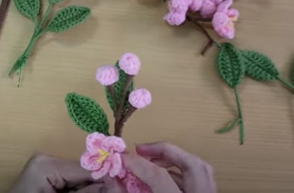Cách Móc Hoa Đào Bằng Len Đón Một Năm Mới Rực Rỡ 15 Hoàn thiện sản phẩm và kết nối các phần lại