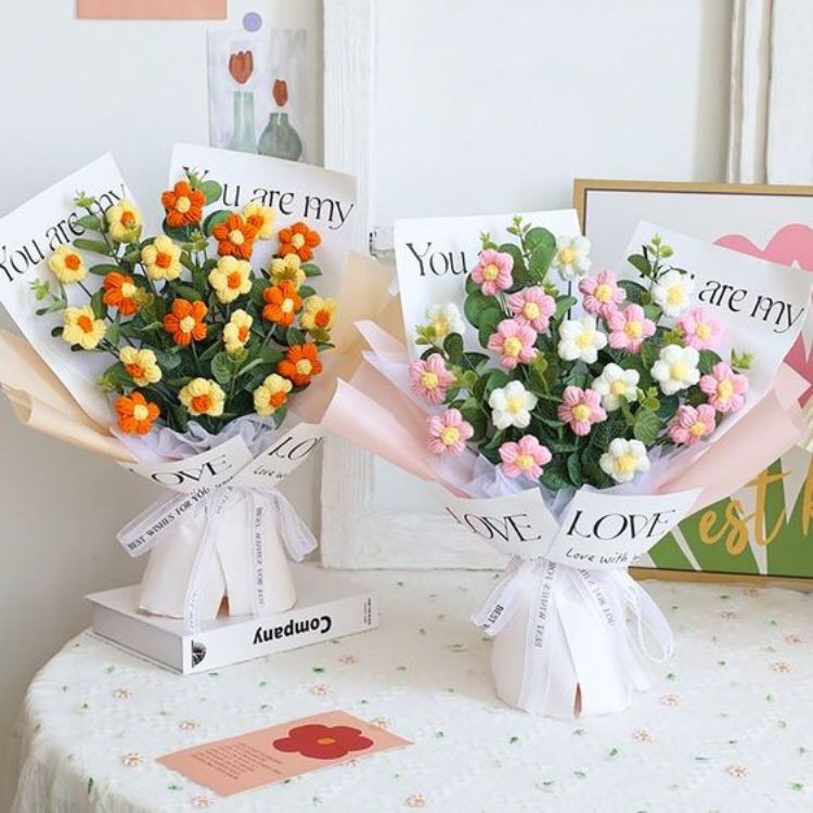 Hoa len 5 cánh là một sản phẩm handmade vô cùng dễ thương Tiệm len nhà Ty mang lại những bó hoa len tổng thể hài hòa