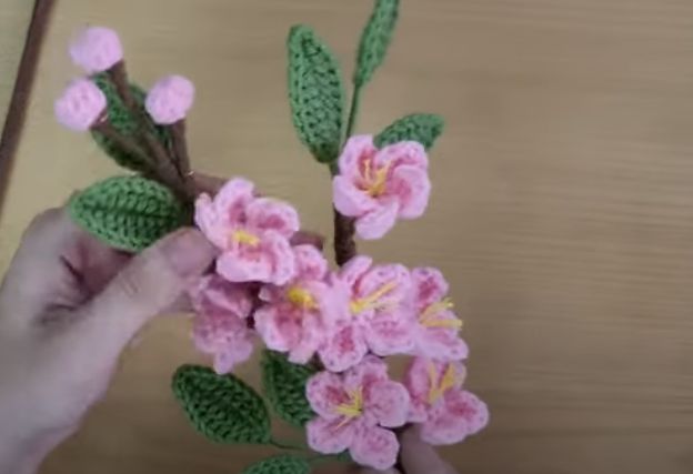 Cách Móc Hoa Đào Bằng Len Đón Một Năm Mới Rực Rỡ 16 hoa đào bằng len hoàn thiện