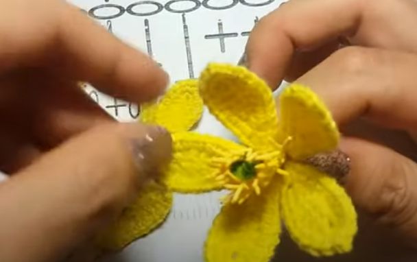Hướng Dẫn Cách Móc Hoa Mai Bằng Len Cho Ngày Tết 13 Hoàn thiện hoa mai