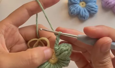Khám Phá Cách Móc Hoa Len 6 Cánh Đầy Sắc Màu 14 moc canh 3 hoa len