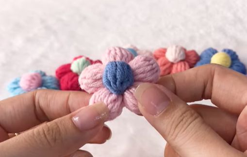 Cách Móc Len Hoa 5 Cánh Trang Trí Đơn Giản & Xinh Xắn 14 moc chat de co dinh nhanh hoa vao chiec la va hoan thien canh hoa