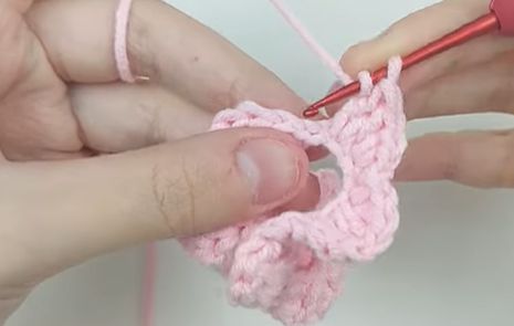 Cách Móc Hoa Heo Bằng Len Trang Trí Dễ Thương 13 moc len hoa heo phan hoa