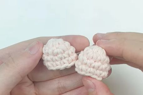 Cách Móc Hoa Heo Bằng Len Trang Trí Dễ Thương 11 moc len hoa heo phan tai
