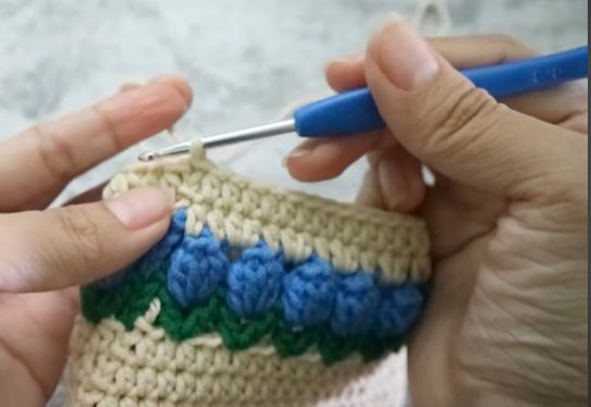 Hướng Dẫn Cách Móc Ví Cầm Tay Bằng Len Xinh Xắn 14 Cuối hàng trượt mũi vào phần đầu, cắt len đổi sang len màu khác