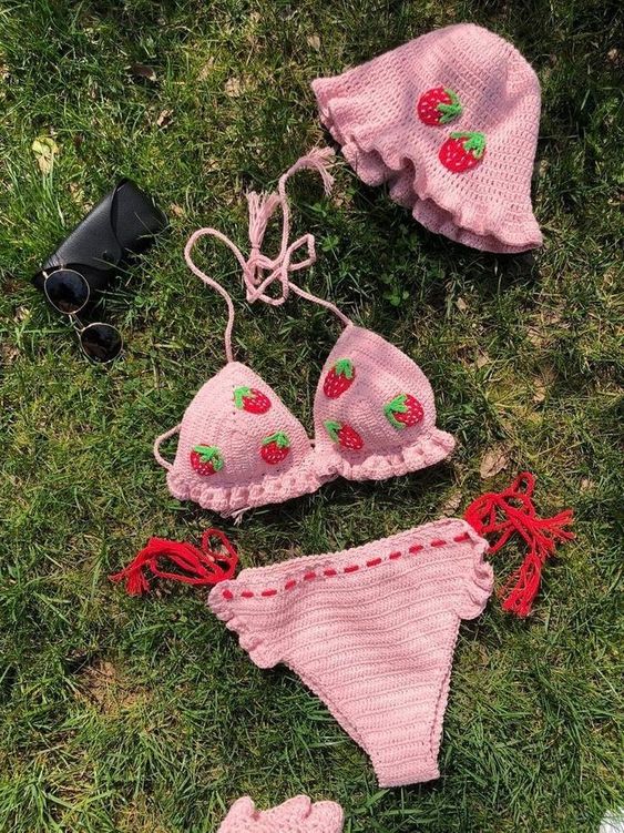 Màu sắc cùng họa tiết tươi sáng là điểm nhấn cho các bộ bikini len cho bé