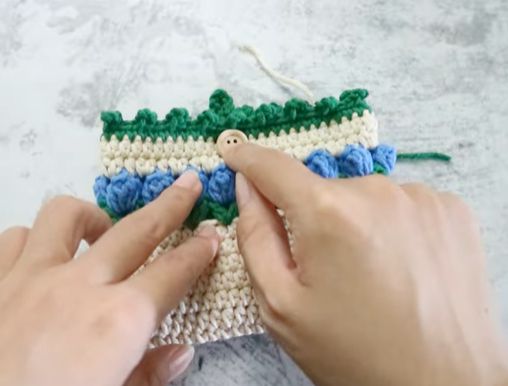 Hướng Dẫn Cách Móc Ví Cầm Tay Bằng Len Xinh Xắn 15 may them nut vao giua chiec tui