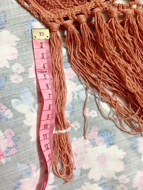 Hướng Dẫn Móc Bikini Len Cá Tính Cho Bạn Nữ 23 Gắn tua rua vao từng lỗ 2 bính – rồi đo cắt cho bằng nhau
