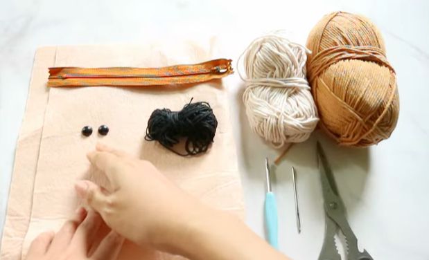 Cách Móc Túi Đựng Bút Bằng Len Đầu Gấu Siêu Dễ Thương 8 nguyen lieu moc tui dung but bang len